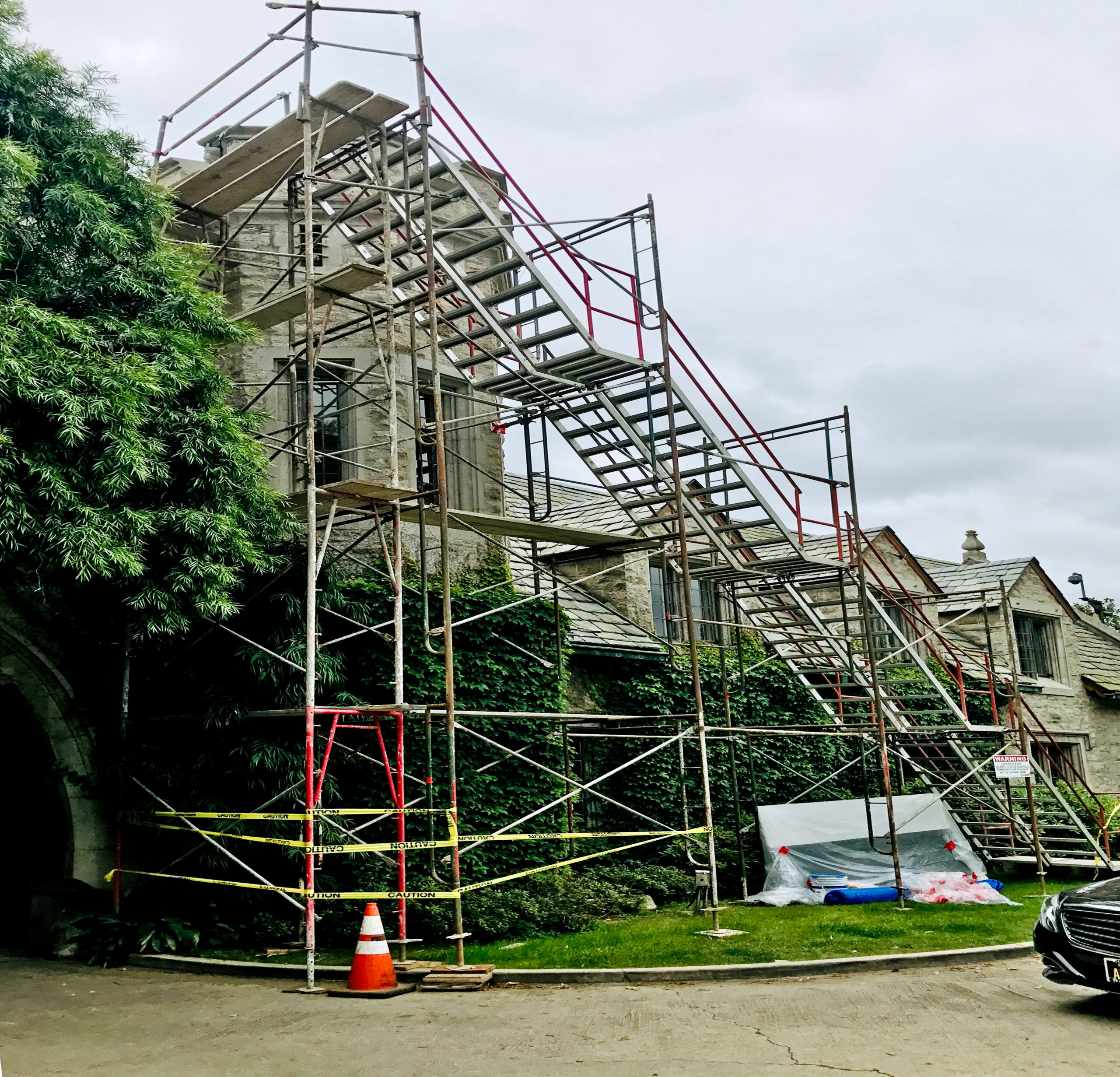 building_construction_group_scott_harris__playboy-mansionfont-scaffold